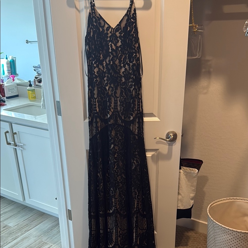Elegant Black Lace Evening Gown